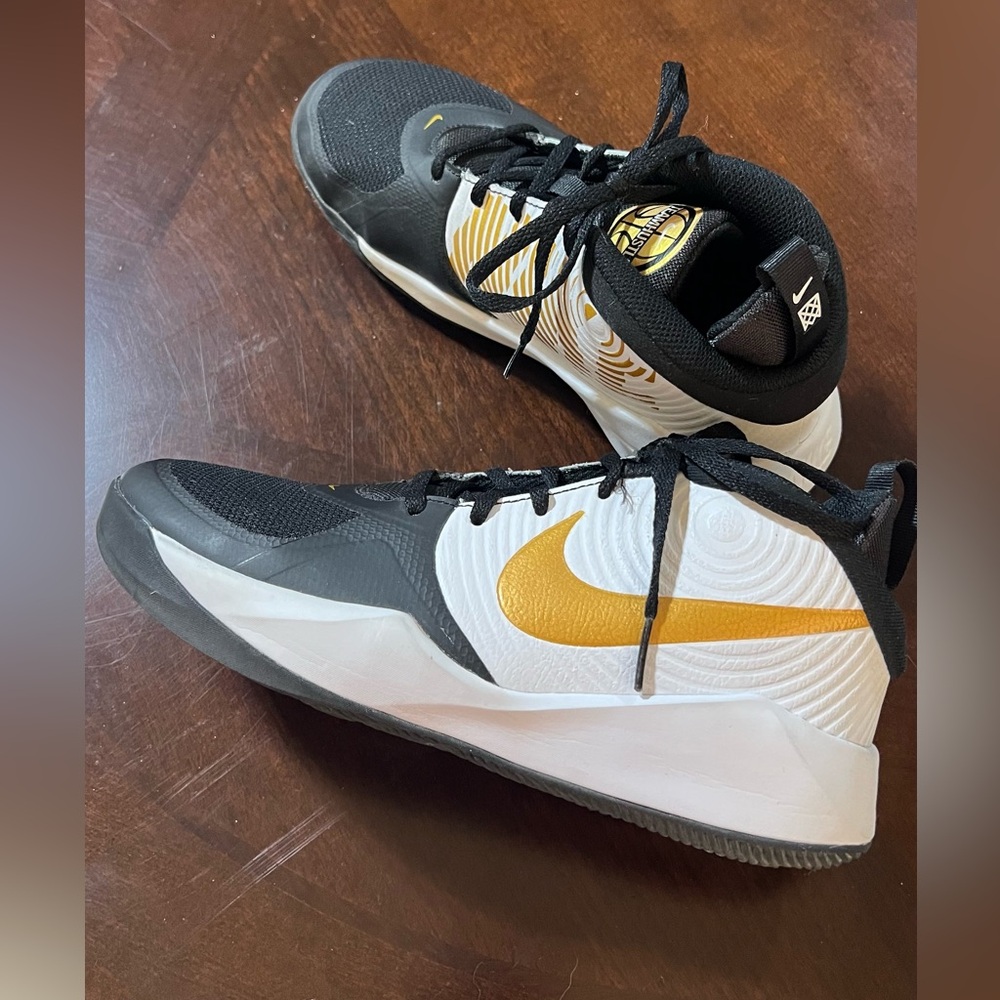 Boys Nike Basketball Sneakers Sz 6Y